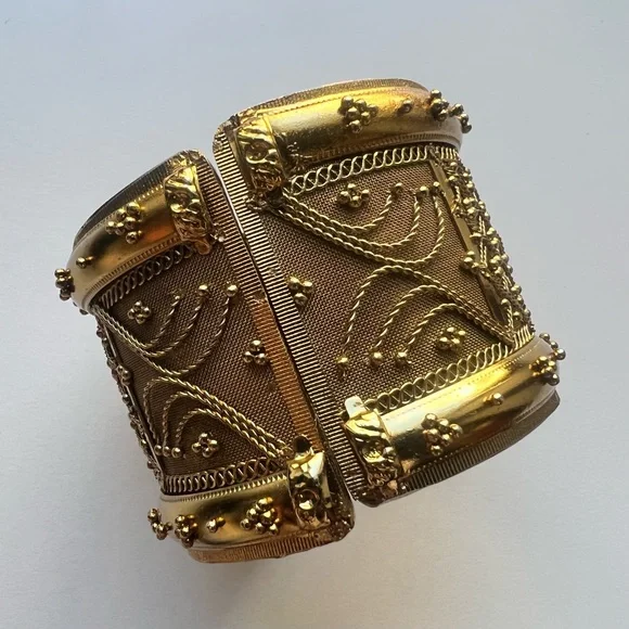 Gold Colored Buckle Bracelet - Picture 4 of 4